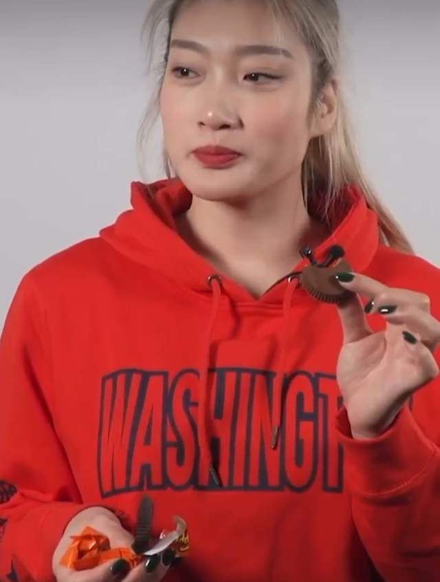 三十年月纵横西北的匪贼胡栓子死亡刹马镇，而传说中他留下的宝躲也埋在了这里……多年以后，刹马镇村长唐高鹏（孙红雷 饰）为了成长经济，携带数件“文物”追求专家鉴宝，但愿到达宣扬结果，而此行中，他拿出的胡栓子留下的金牌引发了文物年夜盗周定邦（李立群 饰）的注重，周定邦领会此金牌中埋没了胡栓子宝躲的奥秘，遂与毛总（黄海波 饰）合作，前去刹马镇以成长经济为名寻觅宝躲。另外一方面，周定邦派出的手下在刹马镇探问动静，阴错阳差将这里埋有宝躲的动静广播给全镇村平易近。唐高鹏与老相好春娘（林志玲 饰）等人但愿成长旅游事业，周定邦